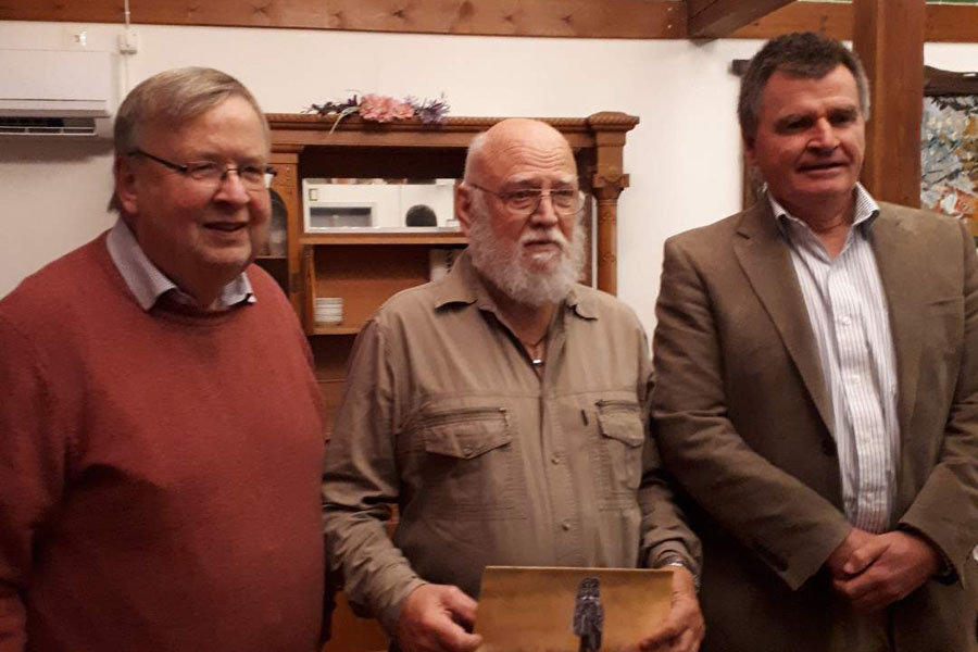 Sten Torstensson, Kent-Åke Gustavsson och Per Undeland visar upp föreningens populära fågelkalender.